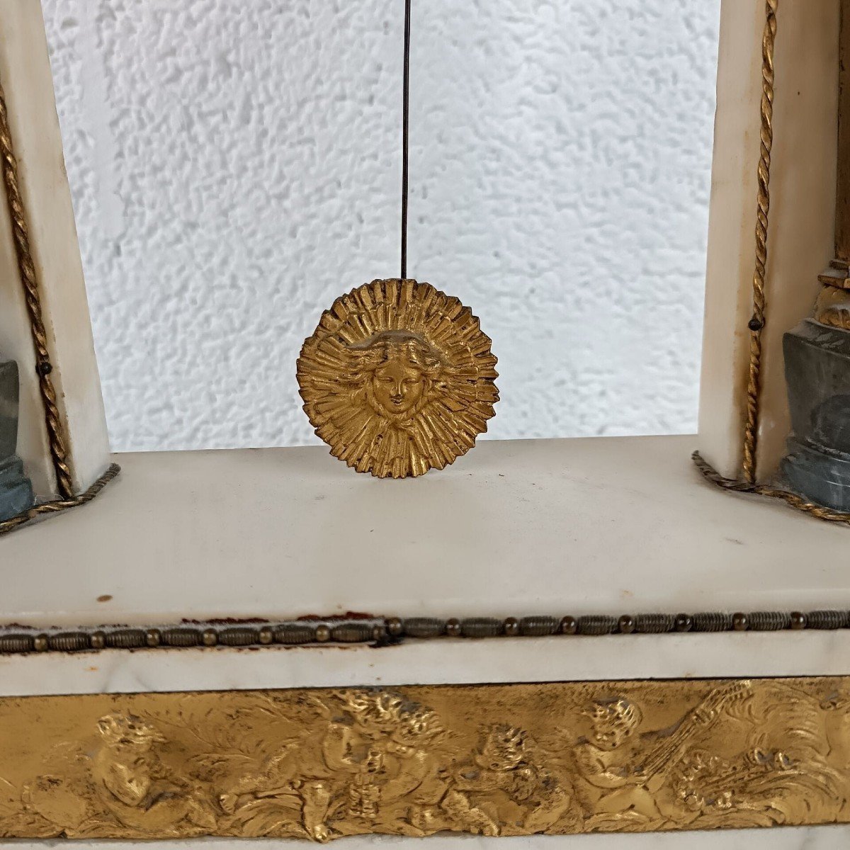  Orologio a portico in marmo bianco dorato,con grifone,quadrante smaltato,numeri arabi 19° sec -photo-4