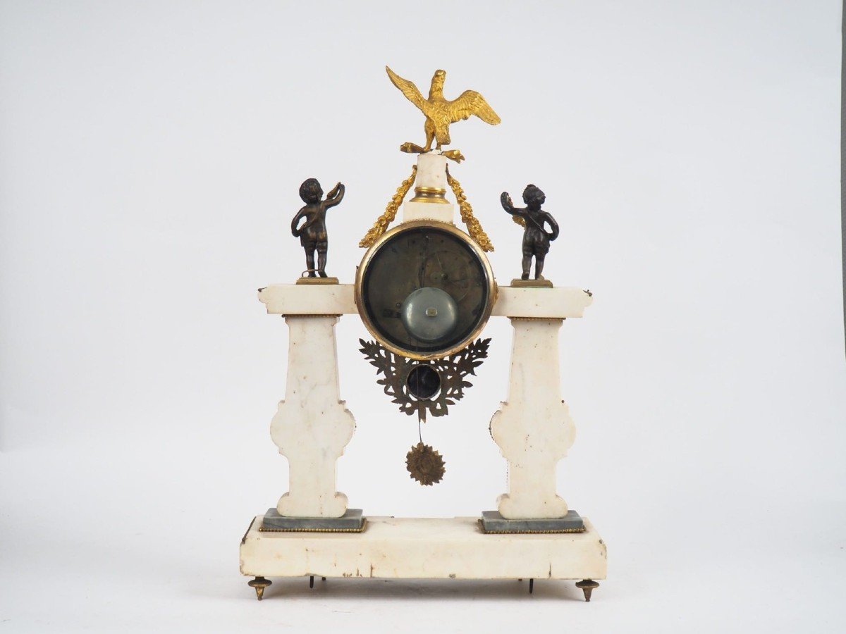 Orologio da portico Luigi XVI in marmo bianco,putti e aquila bronzo dorato, di Armingaud,Parigi-photo-1
