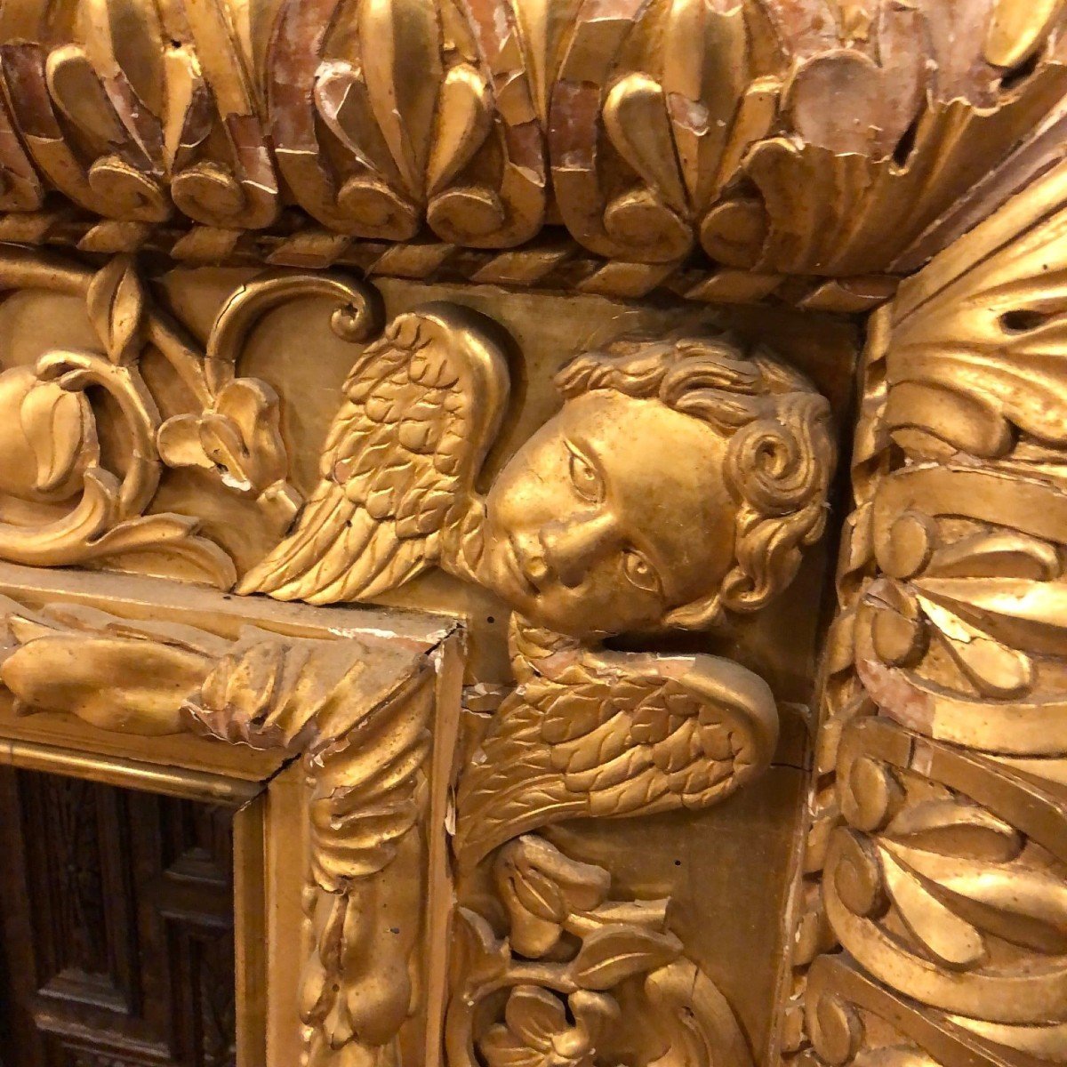 CORNICE in legno intagliato e dorato con decorazione a pennacchi di teste di cherubini, XIX sec-photo-1