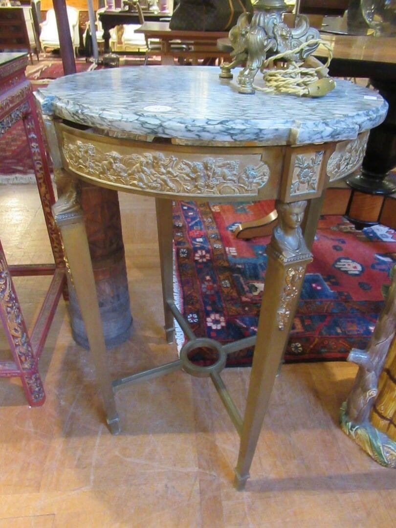 Tavolino in bronzo dorato XIX secolo Napoleone III con fregi istoriati e cariatidi di dama