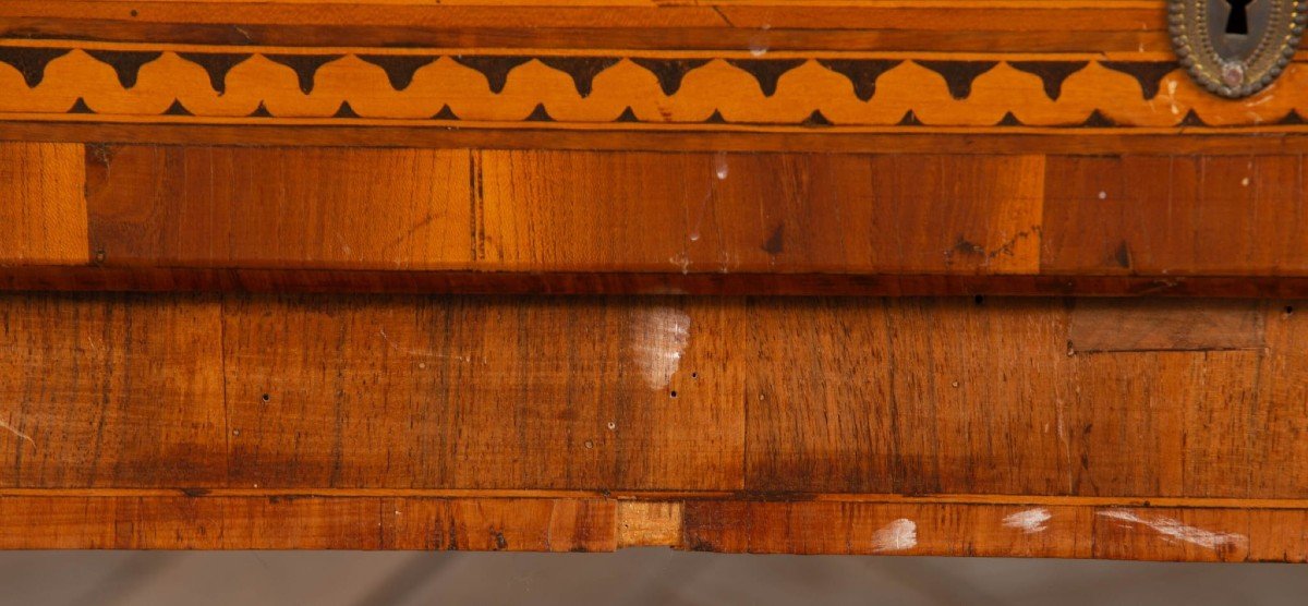 Scrivania inclinata in legno a intarsio, ribalta e tre cassetti. Italia, Lombardia, 1770 circa.-photo-6