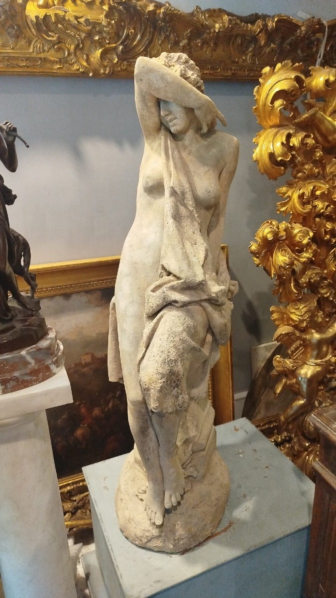 SOGGETTO in pietra raffigurante giovane donna su colonna che nasconde il volto.  (Mancanti). 