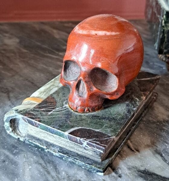 Scultura in marmo verde e rosso "Memento Mori"