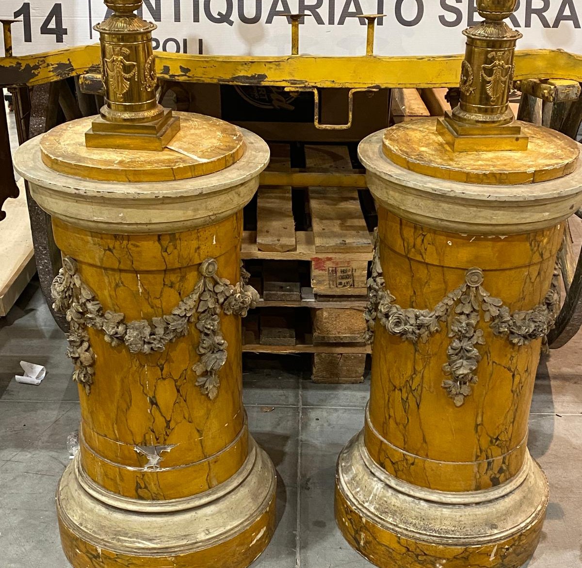 Coppia di colonne in legno dipinte in stile marmo giallo con decorazione a ghirlanda floreale, -photo-2