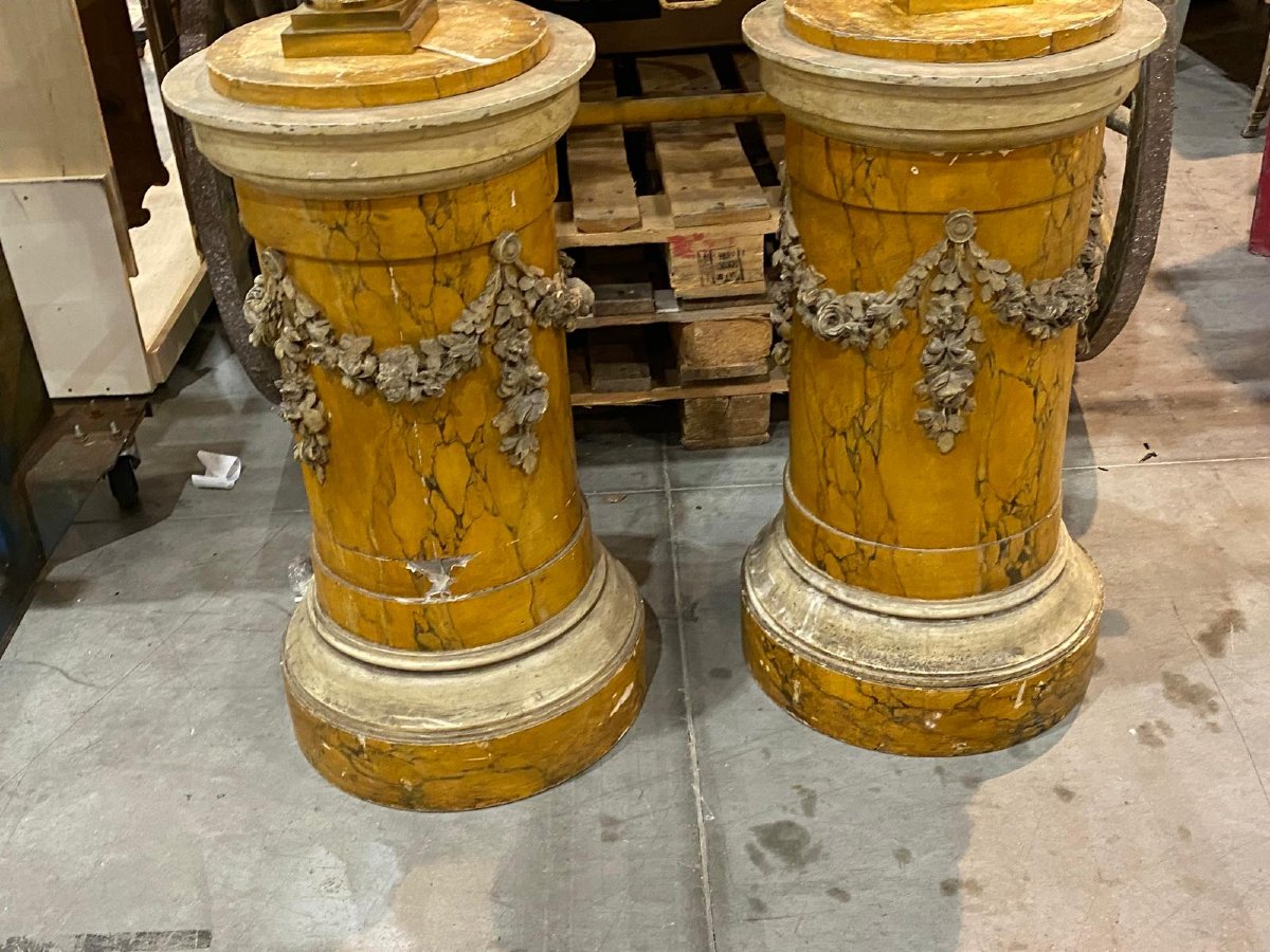 Coppia di colonne in legno dipinte in stile marmo giallo con decorazione a ghirlanda floreale, -photo-1