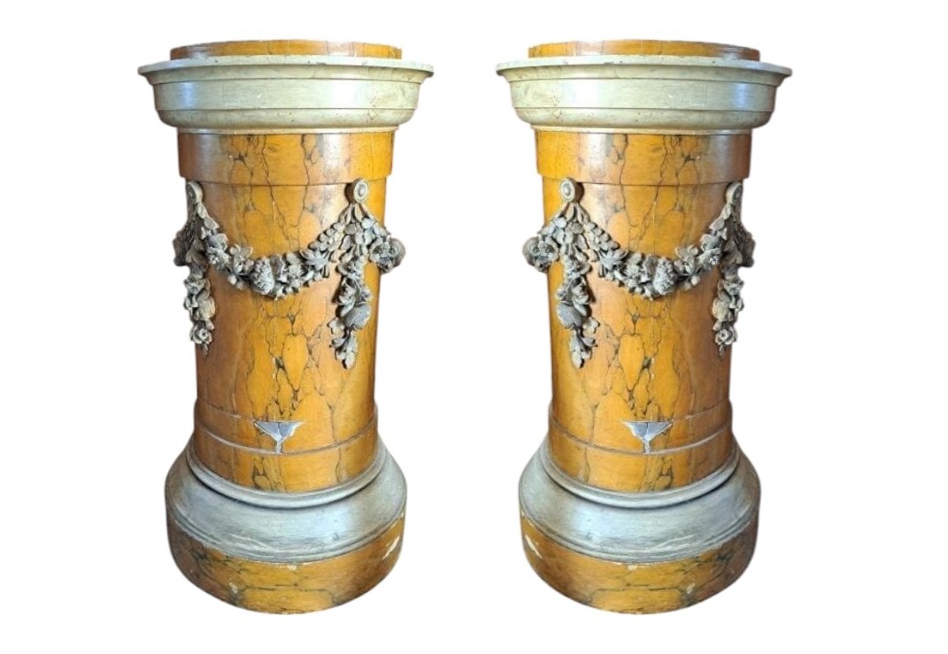 Coppia di colonne in legno dipinte in stile marmo giallo con decorazione a ghirlanda floreale, 