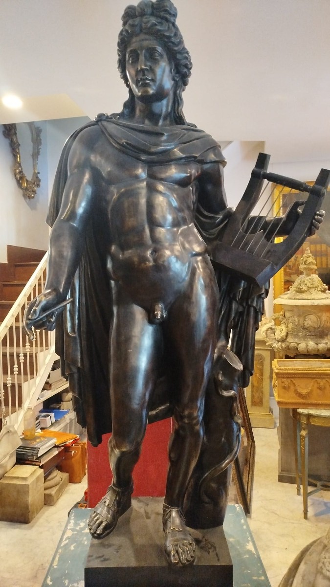 Statua in bronzo di Apollo con lira