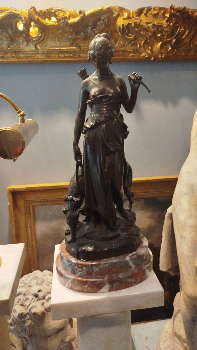 Scultura di bronzo di Diana 