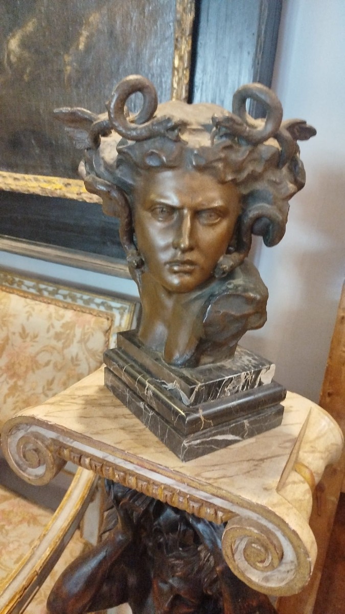 Busto di bronzo di Medusa