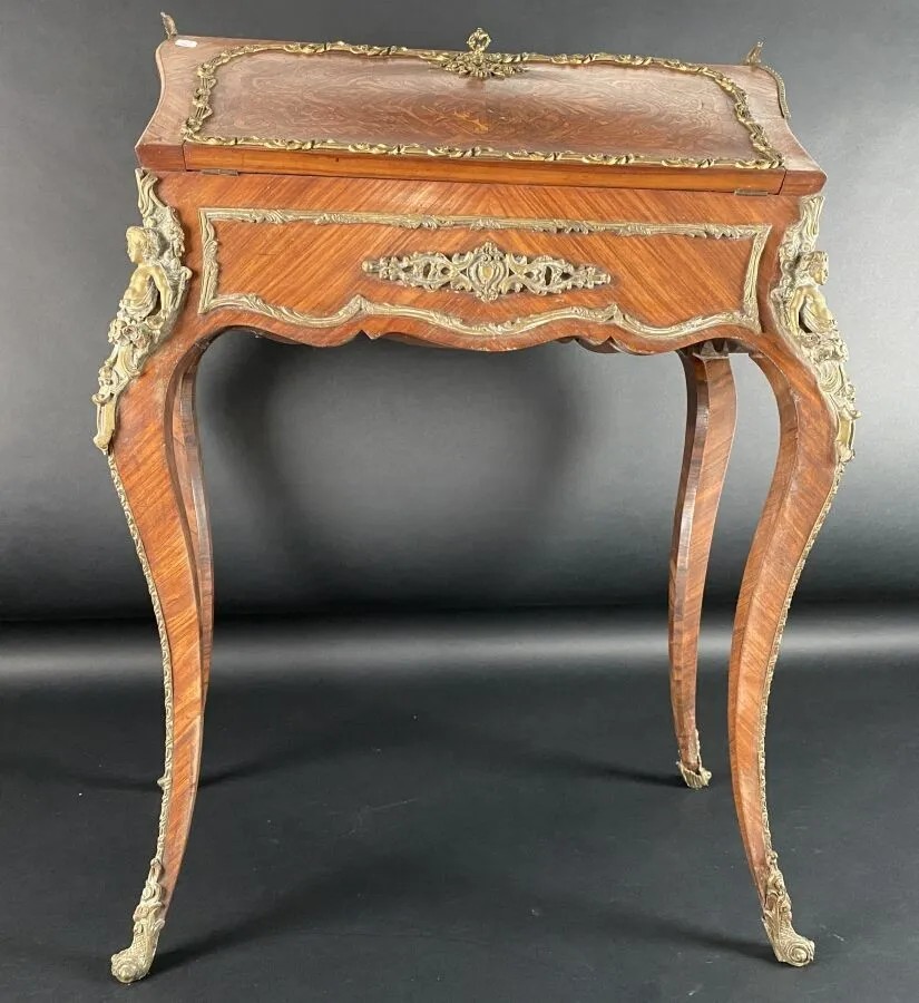 Bureau à pente a forma mosso in legno lastronato, stile Luigi XV