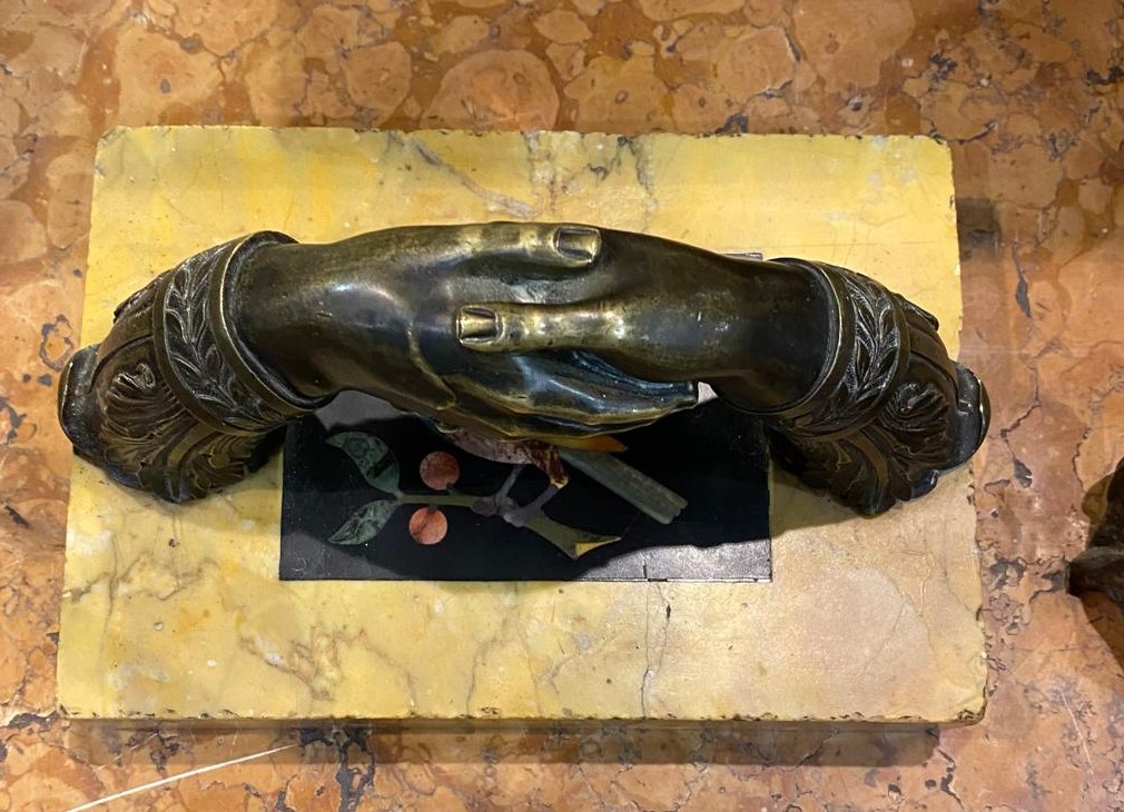 Fermacarte con mani incrociate in bronzo brunito – XIX secolo