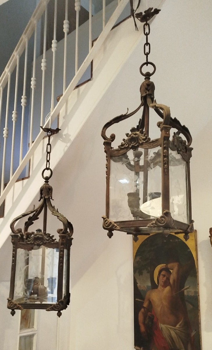 Coppia di lanterne in ghisa con decorazione di musi di leone, XIX secolo