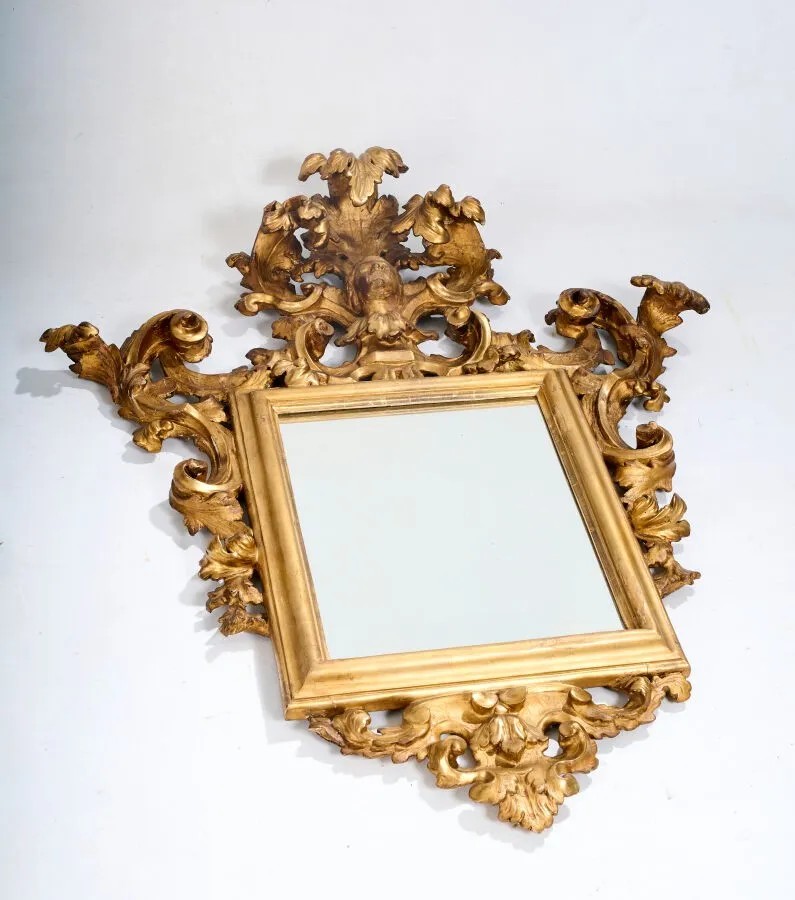 Italia, fine XVII – inizio XVIII secolo. Specchio in legno dorato e scolpito