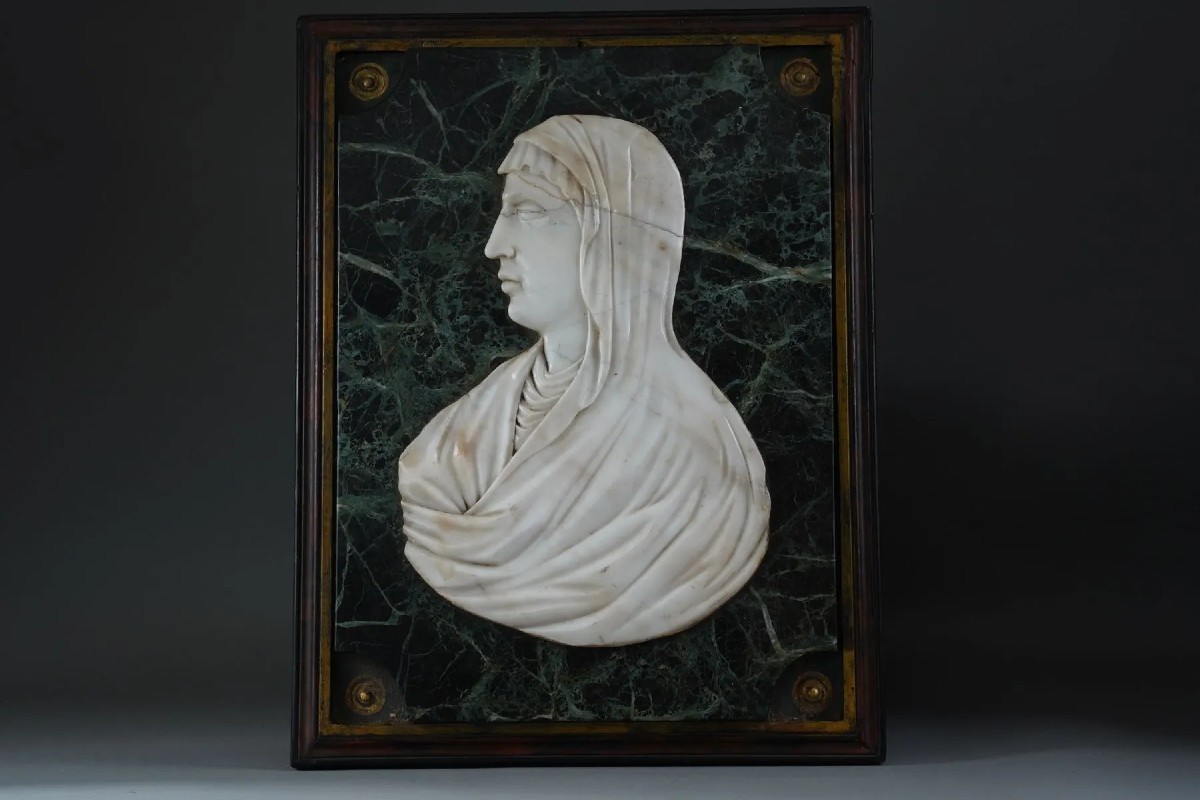 Profili in Marmo: Eracle con Copricapo di Leone e Vestale in Bassorilievo-photo-3