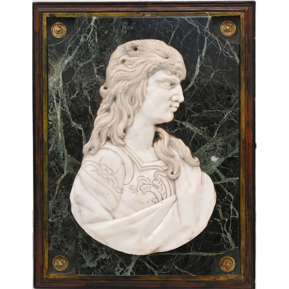 Profilo in Marmo: Eracle con Copricapo di Leone 