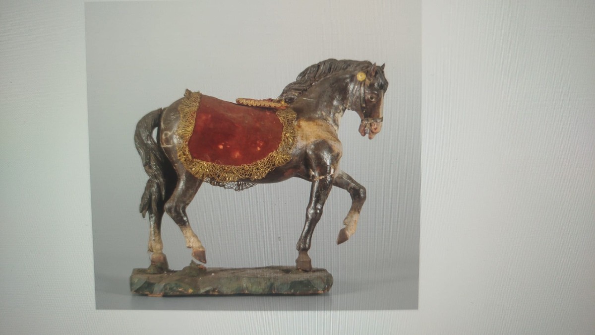 Cavallo rampante con gualdrappa rossa, testa in terracotta policroma – Napoli, XVIII secol