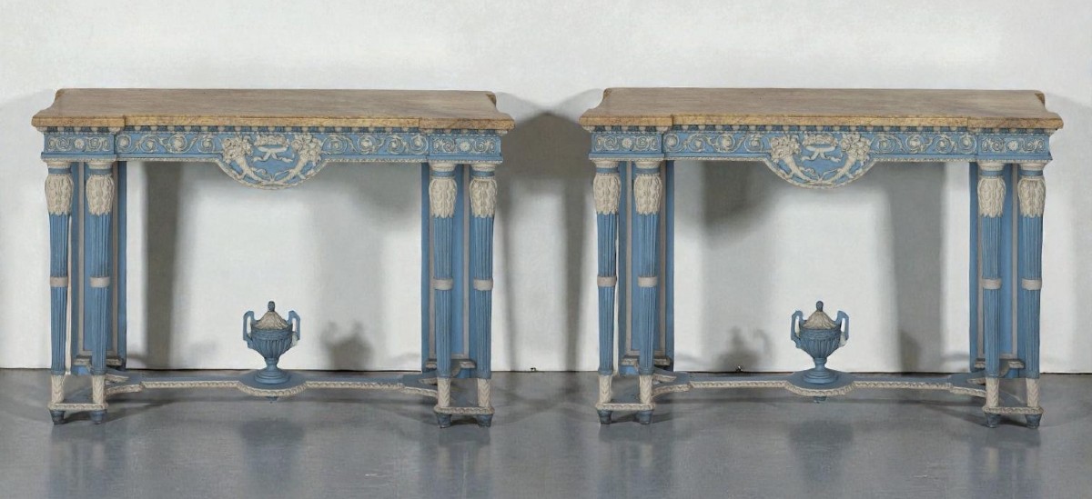 Coppia di console neoclassiche in legno scolpito, laccato blu Wedgwood