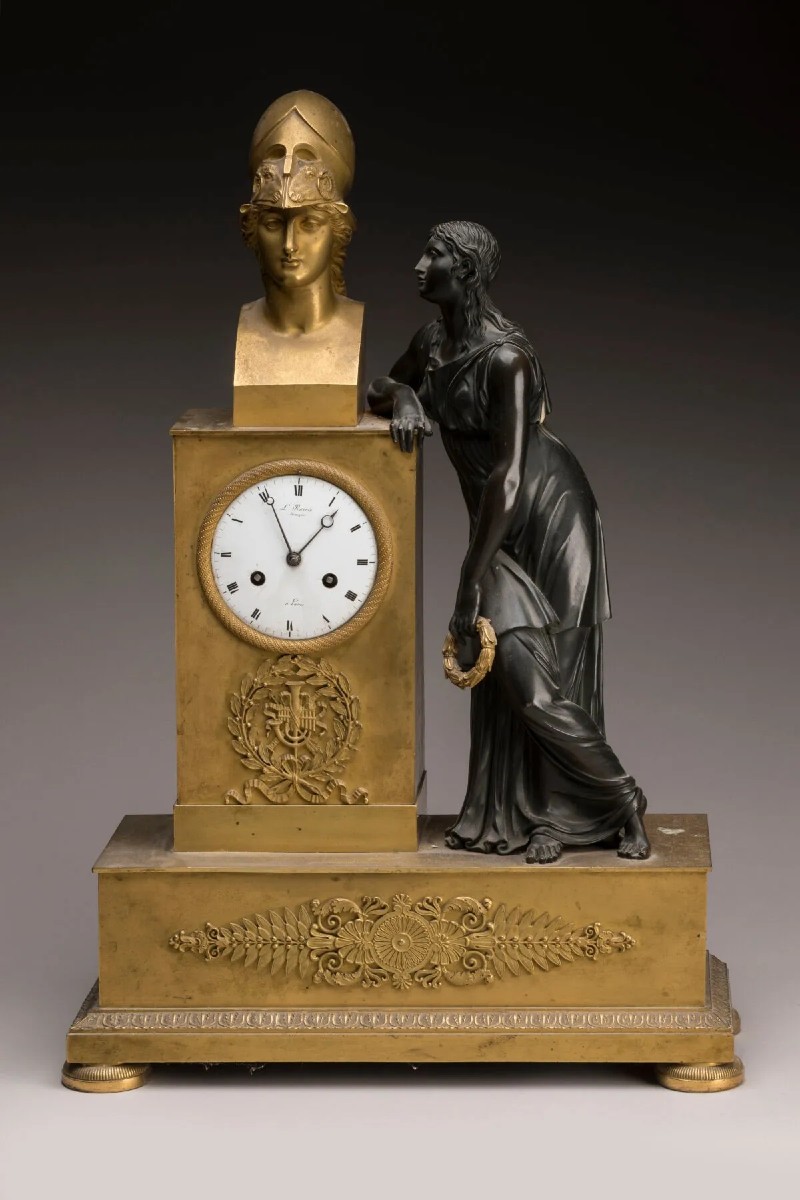 Pendola Impero in bronzo dorato e patinato, firmata L. Ravrio – Parigi, ca. 1815