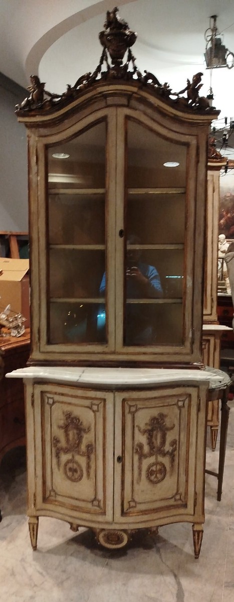 Coppia di angoliere laccate con piano in marmo – Stile Luigi XV