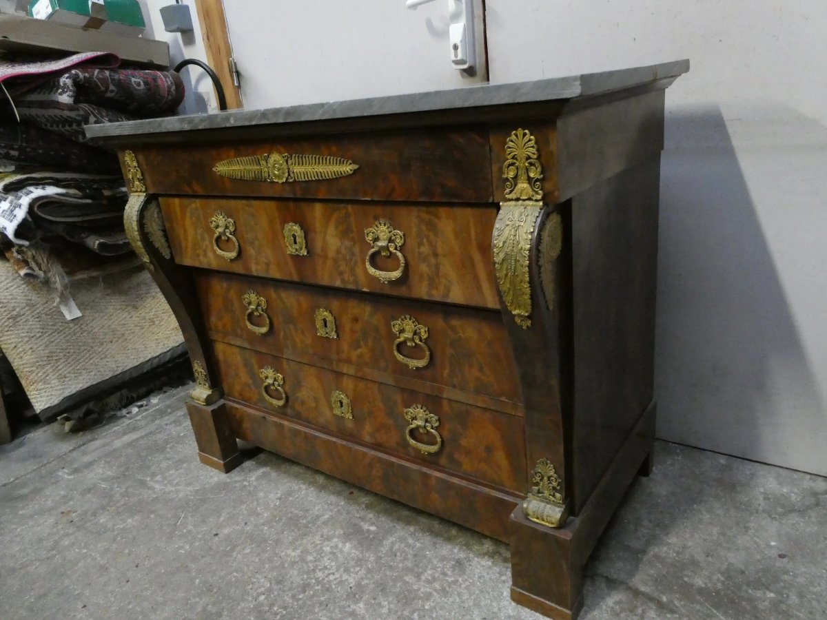 Comò in mogano con bronzi dorati e piano in marmo Bleu Turquin – Epoca Restaurazione-photo-2