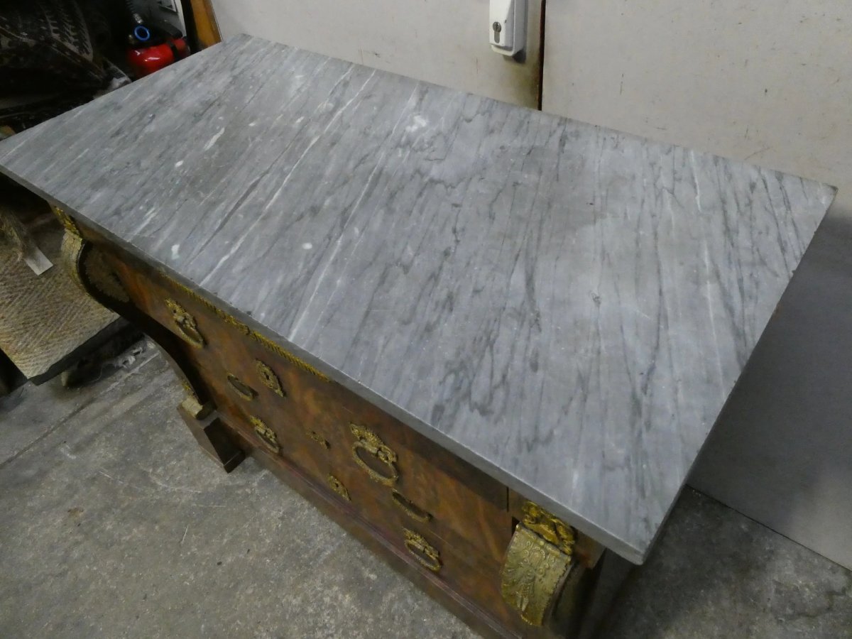 Comò in mogano con bronzi dorati e piano in marmo Bleu Turquin – Epoca Restaurazione-photo-3