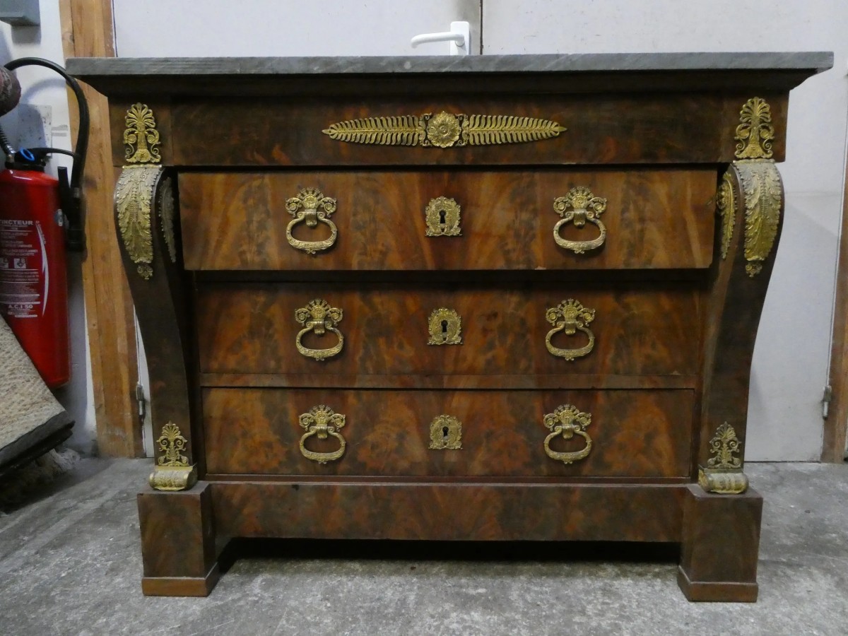 Comò in mogano con bronzi dorati e piano in marmo Bleu Turquin – Epoca Restaurazione