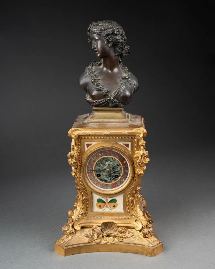 Pendola da camino in bronzo cesellato con busto femminile – fine XIX secolo, stile Régence