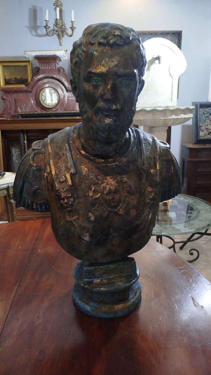 Coppia di busti in bronzo a patina antica