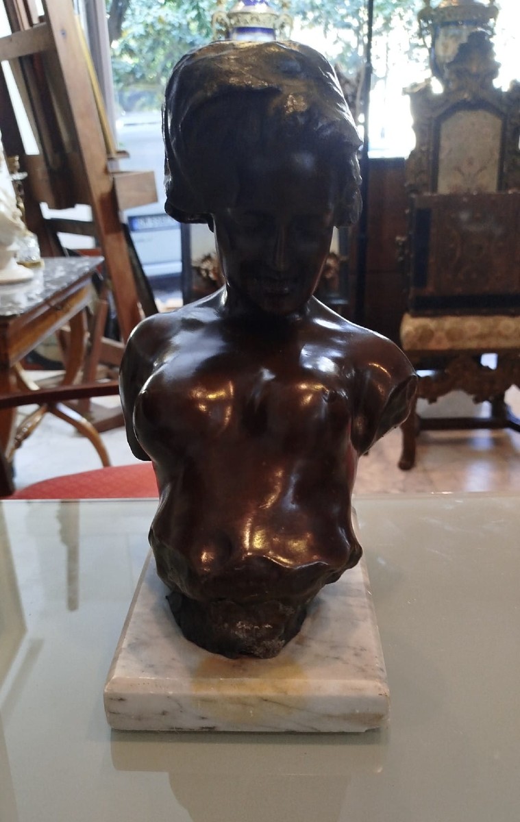 Statua in bronzo Donna dello scultore Renda