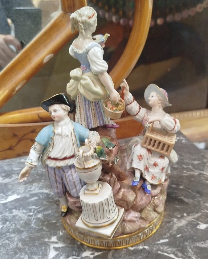 Coppia di gruppi in porcellana policroma