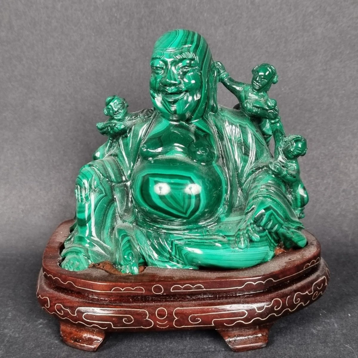 Figura orientale del Buddha della Felicità in malachite con base in legno