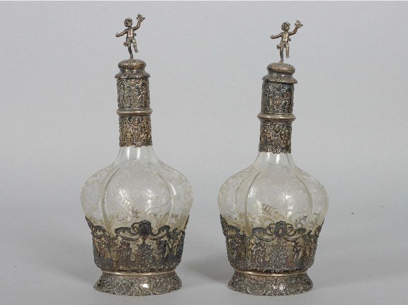 Coppia di caraffe in cristallo molato con montatura in argento 800‰