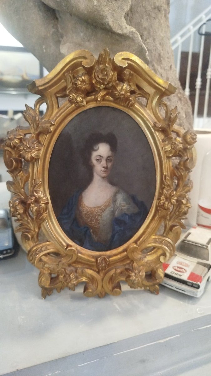 Ritratto femminile dipinto su rame entro cornice dorata, XVIII secolo
