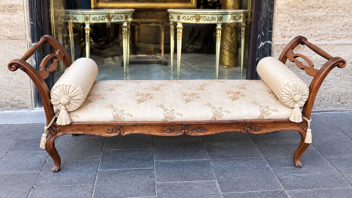 Elegante divano dormeuse stile Luigi XV in legno intagliato