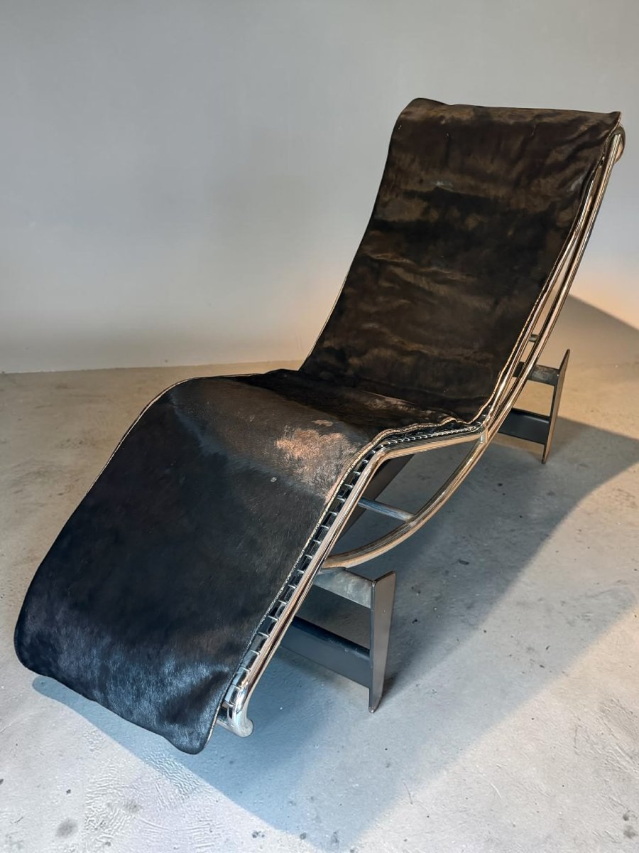 Chaise Longue stile Le Corbusier LC4 – Cavallino nero e struttura cromata