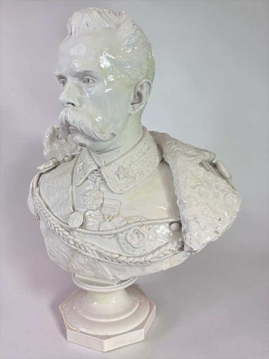 Grande busto di Re Umberto I d’Italia – Ceramica smaltata bianca – Fine XIX secolo