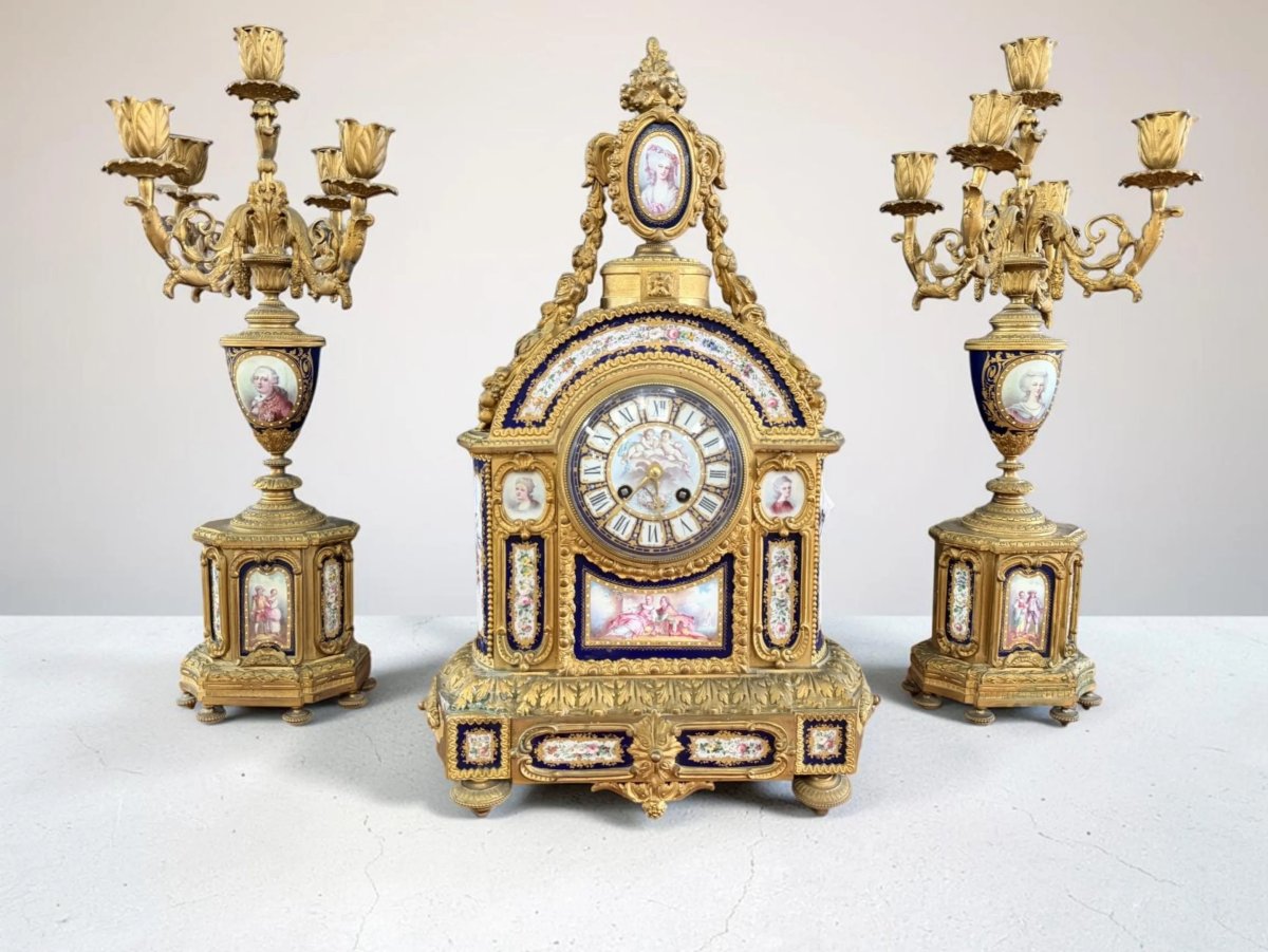 Elegante trittico da camino composto da una pendola e da una coppia di candelabri 