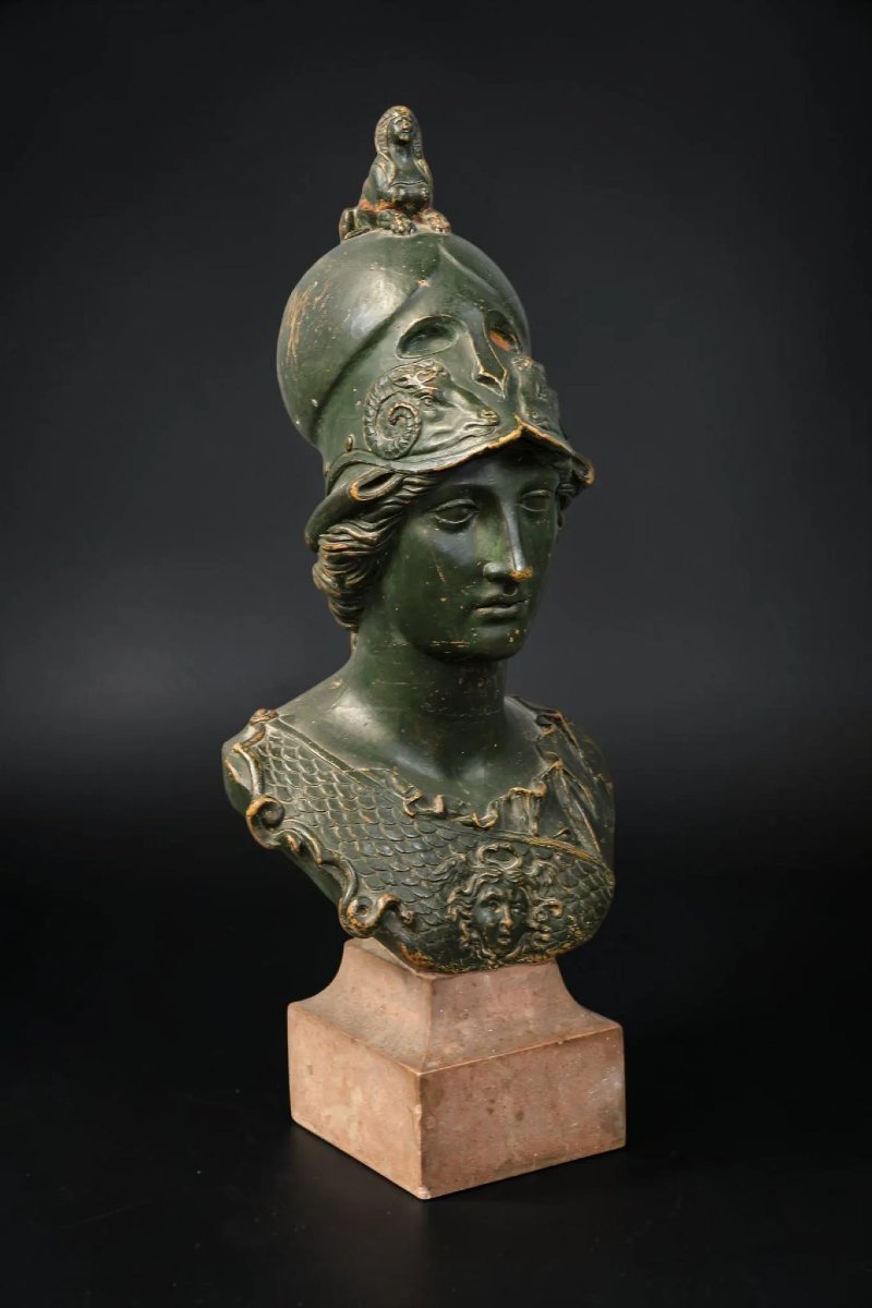 Importante busto di Atena in terracotta, rifinito con patina verde a imitazione del bronzo.