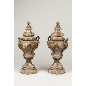 Grandi vasi in marmo e bronzo, con fregi a foglie, stile Luigi XV, 19° secolo, piccoli danni