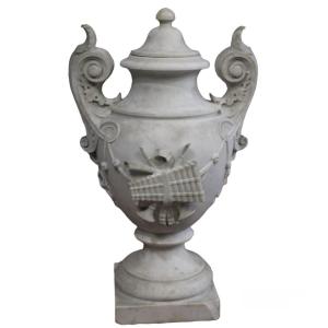 Importante vaso mediceo in marmo bianco, decorato con faretre, manifattura del XX secolo 