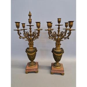 Coppia di candelieri, bronzo dorato,con vasi a balaustro decorati con putti, basi in marmo rosa