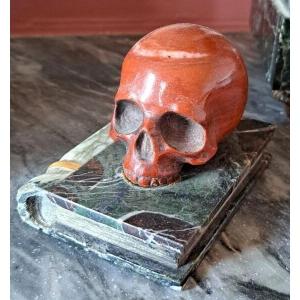 Scultura in marmo verde e rosso "Memento Mori"
