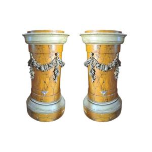 Coppia di colonne in legno dipinte in stile marmo giallo con decorazione a ghirlanda floreale, 