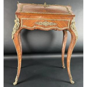 Bureau à pente a forma mosso in legno lastronato, stile Luigi XV