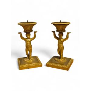 Coppia di candelieri da tavolo in bronzo cesellato e dorato