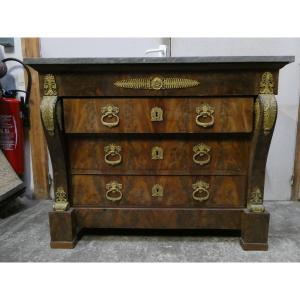 Comò in mogano con bronzi dorati e piano in marmo Bleu Turquin – Epoca Restaurazione