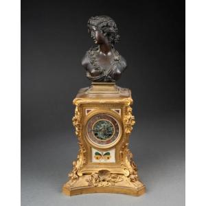 Pendola da camino in bronzo cesellato con busto femminile – fine XIX secolo, stile Régence