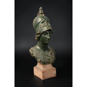 Importante busto di Atena in terracotta, rifinito con patina verde a imitazione del bronzo.