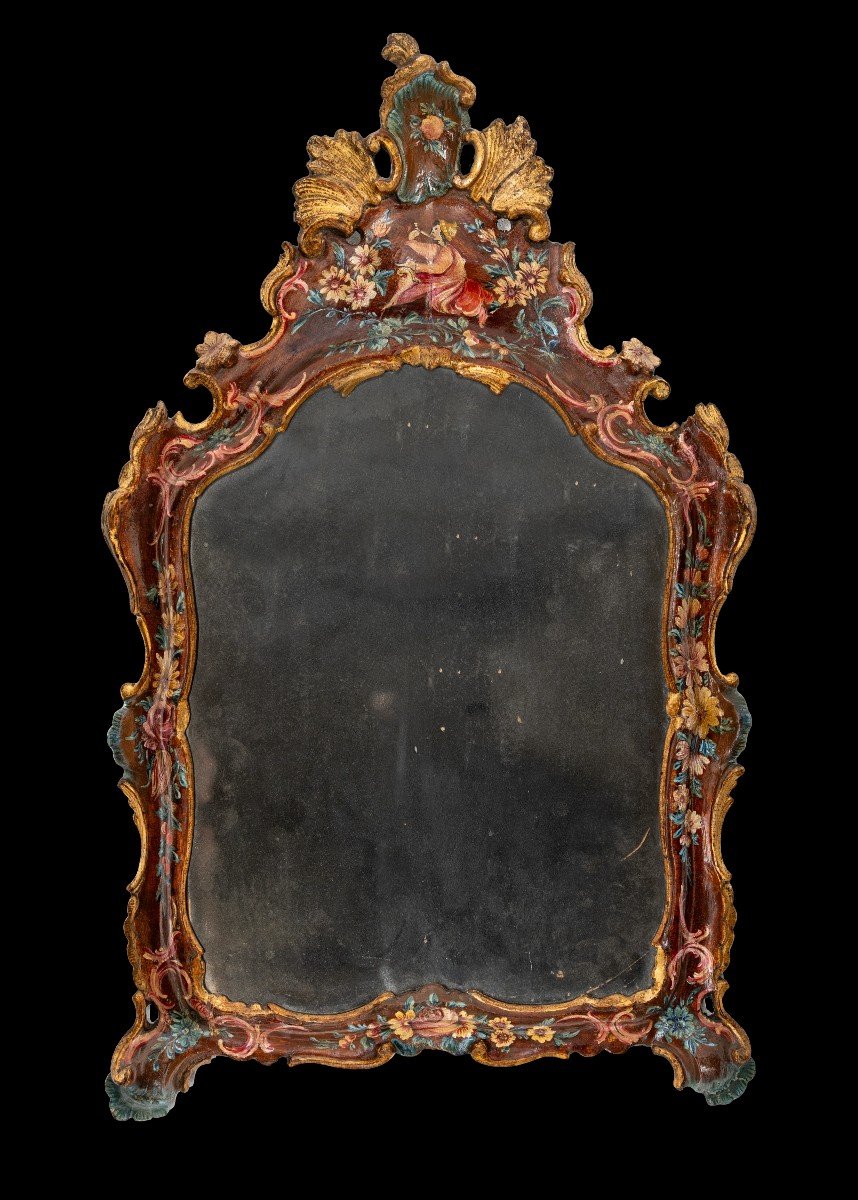 Specchierina veneziana in legno laccato e dorato.