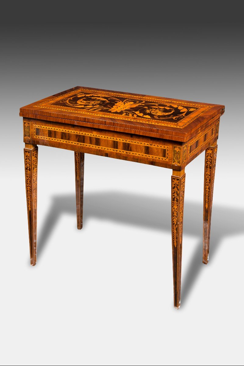 Tavolino lombardo Luigi XVI in legno intarsiato, 1780.